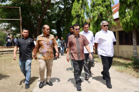 Pj Gubernur Aceh Bustami Hamzah mendampingi mendampingi Wakil Menteri Menteri Komunikasi dan Informatika RI Nezar Patria meninjau bakal lokasi Youth Creative Hub Aceh, di Komplek Dinas Koperasi - Usaha Kecil Menengah, Jum'at (29/3)