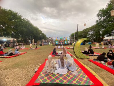 Rangkaian kegiatan Aceh Ramadhan Festival tahun ini menawarkan berbuka puasa ala piknik luar ruangan di Lapangan Eks Hotel Aceh mulai 28 Maret hingga 1 April 2024