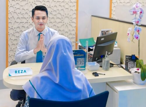 Customer Service BSI sedang melayani dan memberikan edukasi kepada nasabah