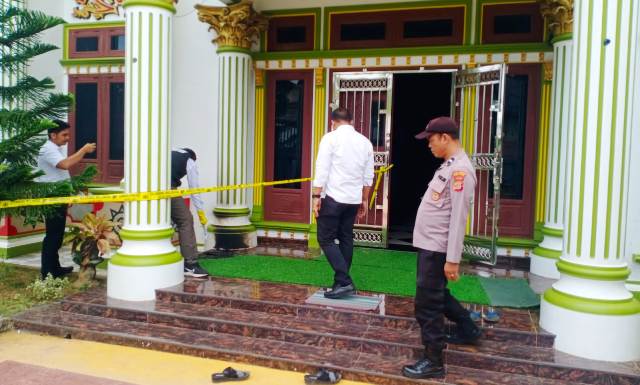Rumah Ketua DPW Partai Aceh (PA) Kabupaten Aceh Timur Zulfazli alias Kupiyah Skei Bin Aiyub di Desa Lhok Dalam, Kecamatan Peureulak, menjadi sasaran pelemparan molotov