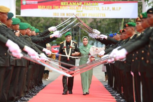 Mayjen TNI Niko Fahrizal mengikuti prosesi tradisi penyambutan sebagai Pangdam IM yang baru di Markas Kodam IM, Ahad sore (10/3)