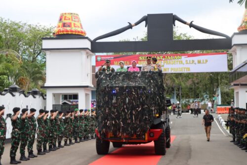 Kapolda Aceh Irjen Pol Achmad Kartiko melepas mantan Pangdam IM Mayjen TNI Novi Helmy Prasetya di Mapolda Aceh, Ahad (10/3)