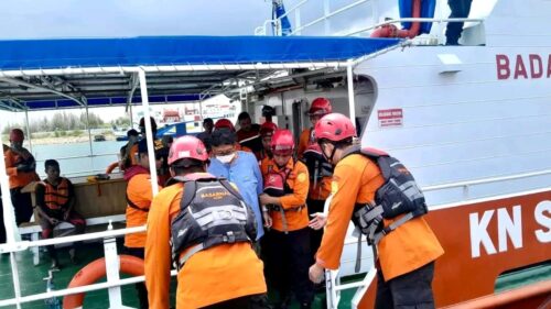 Akibat sakit saat berlayar, Hitoshi Imaoka (68) warga negara Jepang penumpang kapal Pesiar Pacific World berbendera Panama dievakuasi di Perairan Samudera Hindia, Provinsi Aceh, Sabtu (16/3).
