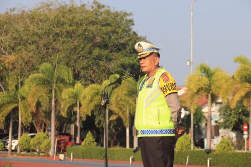 Dirlantas Polda Aceh Kombes Pol Muhammad Iqbal Alqudusy saat memimpin apel pagi di halaman Mapolda Aceh, Senin (18/3)