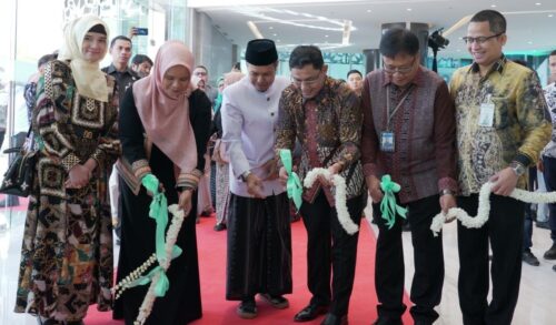 Pemotongan pita peresmian Gedung Landmark BSI Aceh yang dilakukan secara bersama oleh Regional CEO BSI Aceh, Kepala Perwakilan BI Aceh, Kepala OJK Aceh, Ustaz Masrul Aidi, Pj Ketua TP PKK Mellani Subarni dan Ketua IIKBSI Aceh, Senin (18/3)