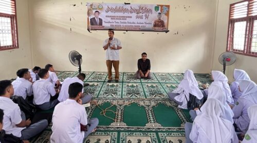Kepala SMAN 15 Adidarma Banda Aceh Zulfikar SE MSi memberikan materi pada kegiatan pendidikan Dinul Islam untuk para siswa di sekolah tersebut mulai 18 - 28 Maret 2024