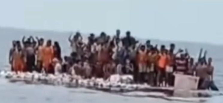 Kapal imigran pengungsi Rohingya terbalik di laut perairan Aceh Barat
