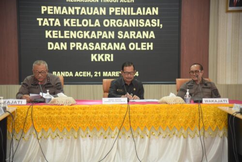 Wakil Ketua Komisi Kejaksaan Republik Indonesia (KKRI) Babul Khoir H, SH MH didampingi Kajati Aceh Joko Purwanto saat melakukan pemantauan di Kejati Aceh, Kamis (21/3)