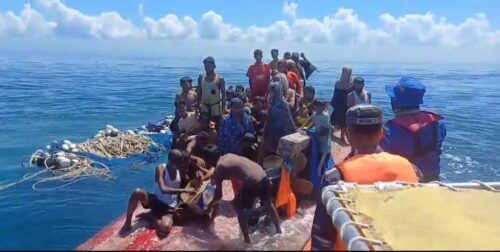 Tim SAR gabungan melakukan evakuasi 69 pengungsi Rohingya dari kapal yang terbalik di laut Aceh Barat
