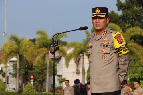 Irwasda Polda Aceh Kombes Pol Misbahul Munauwar memimpin apel pagi di lapangan apel Mapolda Aceh, Senin (25/3)