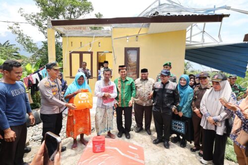 Kadis Sosial Aceh Muslem Yacob mengantar bantuan Pemerintah Aceh untuk korban bencana puting beliung di Aceh Tenggara, yang diterima oleh Pj Bupati Syakir, Kamis sore, 28 Maret 2024