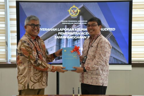 Pj Gubernur Aceh Bustami Hamzah menyerahkan Laporan Keuangan Unaudited Pemerintah Aceh Tahun Anggaran 2023 ke BPK RI Provinsi Aceh di Aula BPK RI, Kamis (28/3/2024)