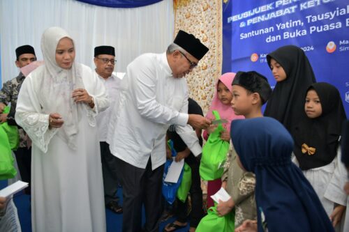 Pj Gubernur Aceh Bustami Hamzah menyerahkan santunan anak yatim pada Silaturrahmi Ramadhan yang dilaksanakan PWI Aceh yang dirangkai dengan peringatan Nuzulul Qur’an serta buka puasa bersama, Kamis sore (28/3)
