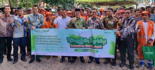 Sebanyak 636 petugas kebersihan atau pasukan oranye DLHK3 Banda Aceh terima paket Ramadhan 1445 Hijriah dari Bank Aceh Syariah, Kamis (28/3)