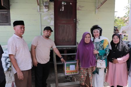 Pj Bupati Aceh Besar Muhammad Iswanto bersama Pj Ketua PKK Aceh Besar Cut Rezky Handayani, didampingi Plt Kadis Sosial Aceh Besar Aulia Rahman saat menyalurkan bantuan sosial kepada seorang lansia, di Kuta Baro, Aceh Besar, Ahad (7/4/2024). (FOTO/MC ACEH BESAR)