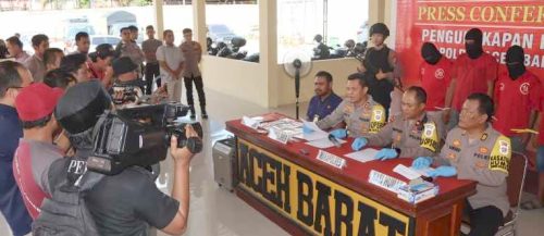 Satreskrim Polres Aceh Barat menangkap empat warga diduga terlibat penyelundupan puluhan imigran etnis Rohingya ke perairan Meulaboh