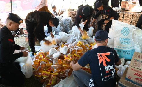 Pemkab Aceh Besar dan Sat Brimob Polda Aceh, menggelar Bazar Pangan Murah bekerja sama Perum Bulog Kanwil Aceh, di halaman Masjid Jamik Ladong, Aceh Besar, Selasa (2/4/2024)