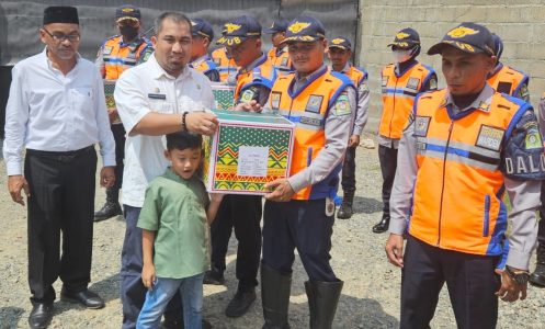 Pj Bupati Aceh Besar, Muhammad Iswanto bersama istrinya Cut Rezky Handayani membagikan bingkisan lebaran kepada 38 personil kontrak Dishub Aceh Besar di rumah pribadinya Gampong Gani, Kecamatan Ingin Jaya, Aceh Besar, Jum'at (5/4/2024). (FOTO/ MC ACEH BESAR)