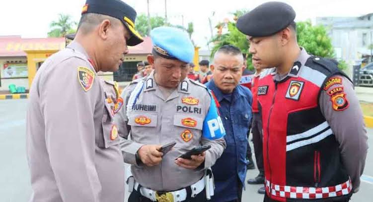 Wakapolres Lhokseumawe, Kompol Dedy Dawinsyah memeriksa HP semua anggota Sat Sabhara guna mencegah terlibat judi online, seusai apel pagi di Makopolres setempat, Jum'at, 19 April 2024