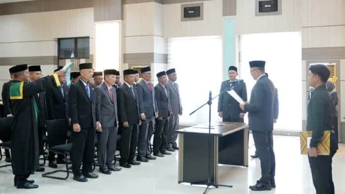 Pj Wali Kota Sabang Reza Fahlevi melantik 18 Pejabat Eselon II, bertempat di aula Pulau Weh Kantor Wali Kota Sabang, Senin (22/4)