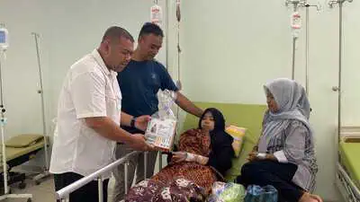 BFLF membagikan paket berisi masker, sabun mandi, dan souvenir lainnya kepada para penyintas thalasemia di Banda Aceh. (Foto: Dok. BFLF)