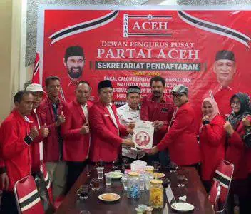 Said Mulyadi dan Saiful Anwar saat mendaftar sebagai Pasangan Calon Bupati/Wakil Bupati Pidie Jaya di kantor DPP Partai Aceh, Rabu (15/5). (Foto: For Infoaceh.net)