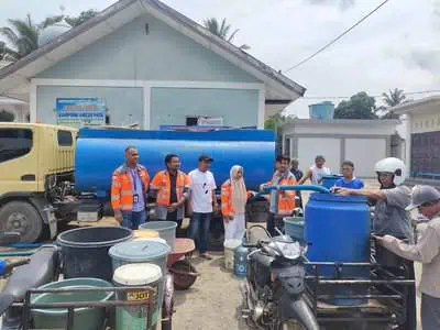 Comrel Coordinator SBA, Dewi Hawati bersama tim dan Sekretaris Desa Aneuk Paya, Zulkarni menyuplai air bersih kepada warga Gampong Aneuk Paya, Kecamatan Lhoknga, Aceh Besar, Kamis, 16 Mei 2024. (Foto: For Infoaceh.net)