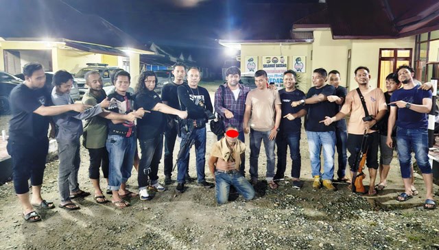 Polres Aceh Timur memback-up Polres Langsa, Kamis (23/5/2024) menangkap pelaku yang masuk DPO kasus pembunuhan sadis tahun 2019 di Desa Geulumpang Payung, Kecamatan Sungai Raya, Kabupaten Aceh Timur. (Foto: Dok. Polres Aceh Timur)