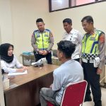 Ditlantas Polda Aceh beserta jajaran melakukan cek urine pengemudi angkutan umum. Foto: Ditlantas Polda Aceh