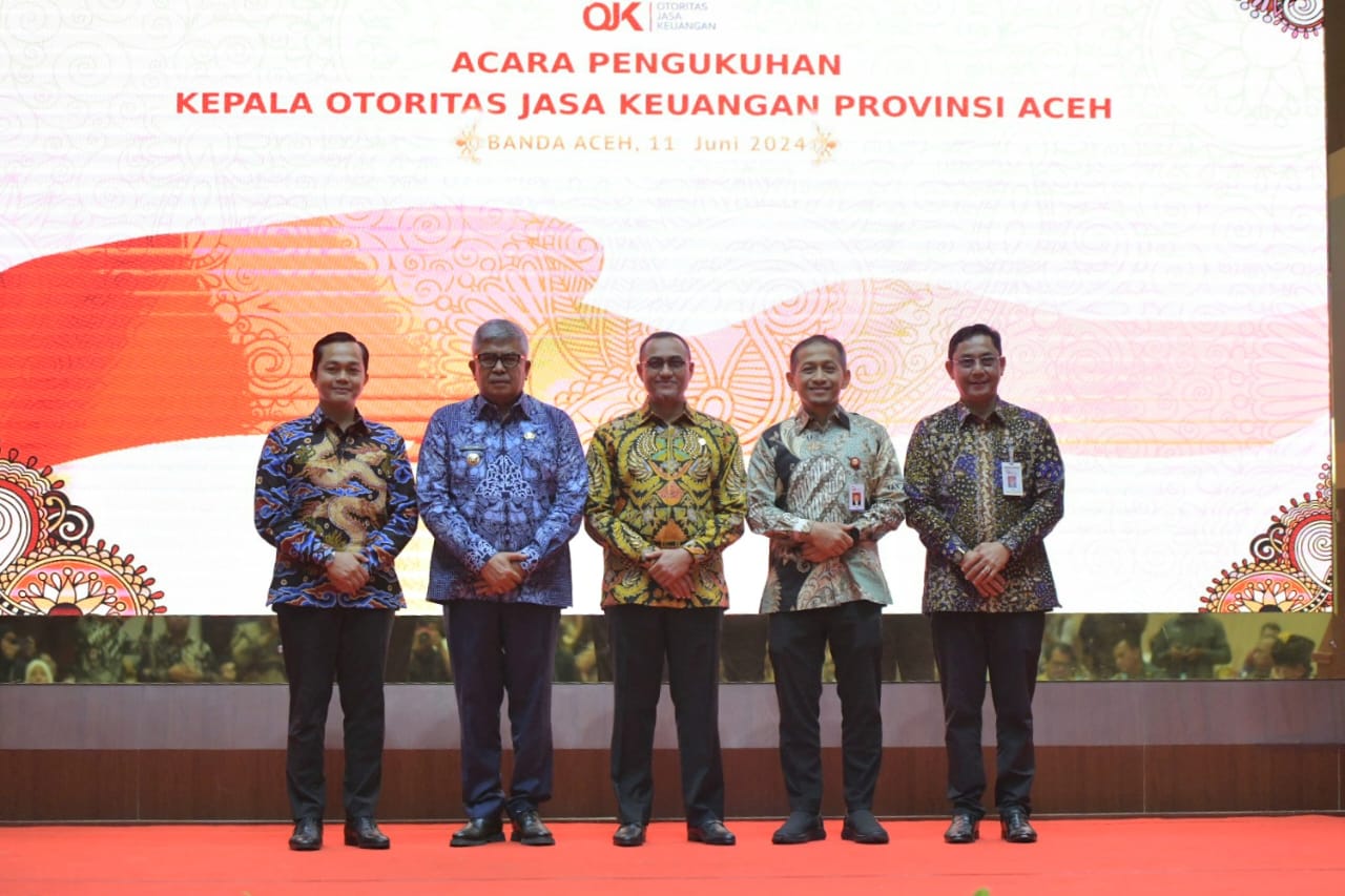 Pj Gubernur Aceh Bustami Hamzah memberikan ucapan selamat kepada Daddi Peryoga yang dikukuhkan sebagai Kepala OJK Aceh di Anjong Mon Mata, Pendopo Gubernur Aceh, Selasa (11/6/2024). (Foto: For Infoaceh.net)
