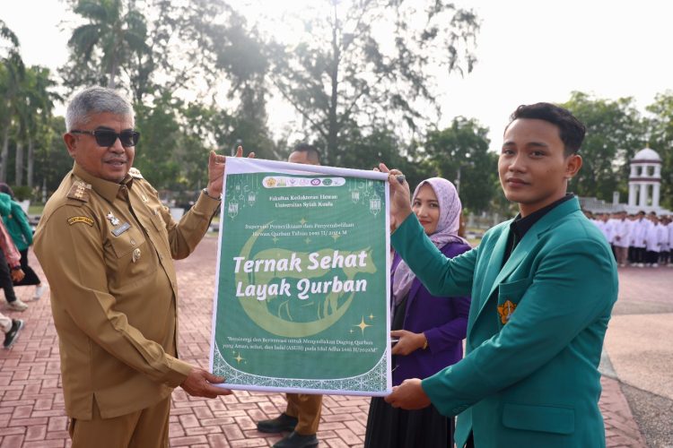 Pj Gubernur Aceh Bustami Hamzah meluncurkan tim bersama pemeriksaan kesehatan hewan kurban Aceh Tahun 2024, kerja sama Pemerintah Aceh, PDHI Cabang Aceh dan Fakultas Kedokteran Hewan USK, di halaman Kantor Gubernur Aceh, Selasa (11/6). Foto: Istimewa