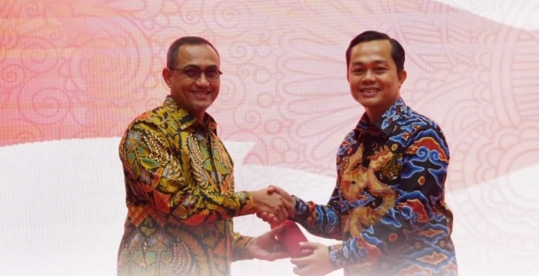 Pengukuhan Kepala OJK Aceh yang baru Daddi Peryoga oleh Kepala Eksekutif Pengawas Inovasi Teknologi Sektor Keuangan, Aset Keuangan Digital dan Aset Kripto OJK Hasan Fawzi, di Anjong Mon Mata Banda Aceh, Selasa (11/6/2024). (Foto: For Infoaceh.net)