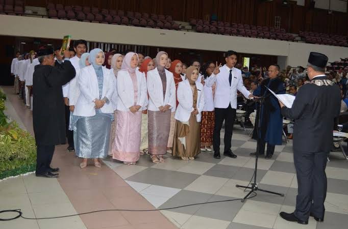 Pelantikan dan pengucapan sumpah 100 dokter hewan baru FKH USK di Gedung AAC Dayan Dawood, USK, Sabtu (15/6/2024). (Foto: For Infoaceh.net)