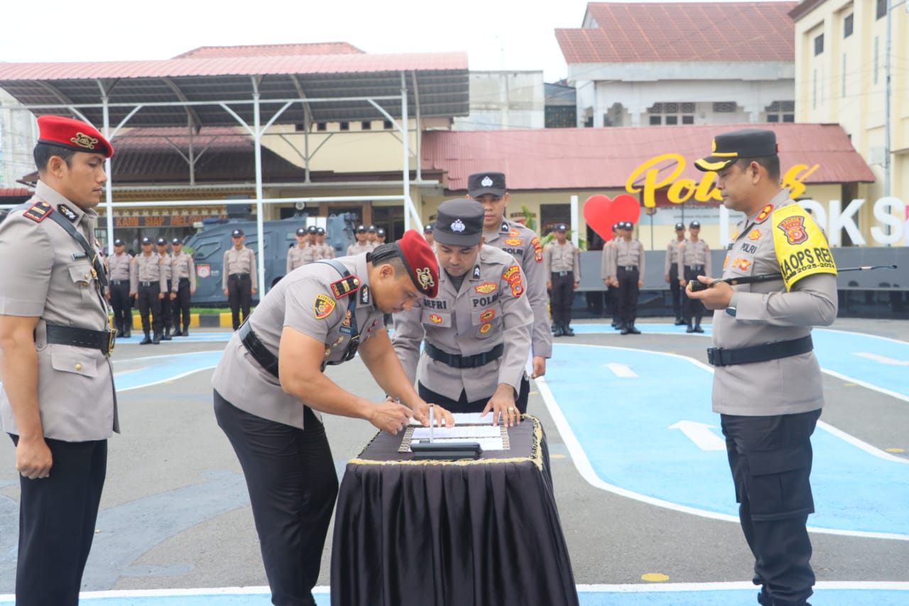 Kapolres Lhokseumawe AKBP Henki Ismanto memimpin serah terima jabatan Kasat Reskrim, Kasat Lantas dan empat Kapolsek di jajaran Polres Lhokseumawe, di lapagan apel Satya Haprabu Polres Lhokseumawe, Kamis pagi (20/6/2024). (Foto: Dok. Polres Lhokseumawe)