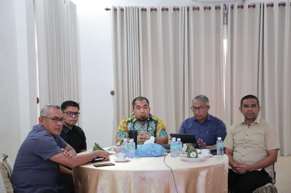 Pj Bupati Aceh Besar Muhammad Iswanto mengikuti rapat Koordinasi Pilkada Serentak bersama Mendagri secara virtual dari Meuligoe Bupati Aceh Besar di Kota Jantho, Kamis (20/6/2024). (Foto: For Infoaceh.net)