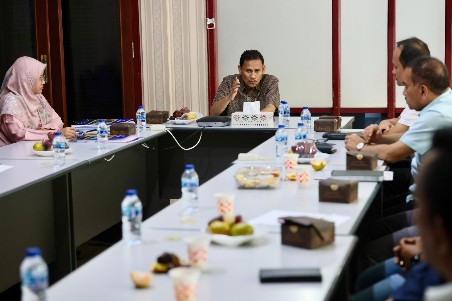 IMG-20240622-WA0051_1 | INFOACEH.net Asisten II Bidang Perekonomian dan Pembangunan Sekda Aceh Zulkifli, selaku Wakil Ketua Harian I PB PON XXI Wilayah Aceh dan Plh Kepala Dinas Perkim Aceh, memimpin rapat bersama jajaran dinas tersebut, membahas percepatan pembangunan sejumlah venue PON di ruang rapat Dinas Perkim, Sabtu (22/6/2024). Foto: Istimewa