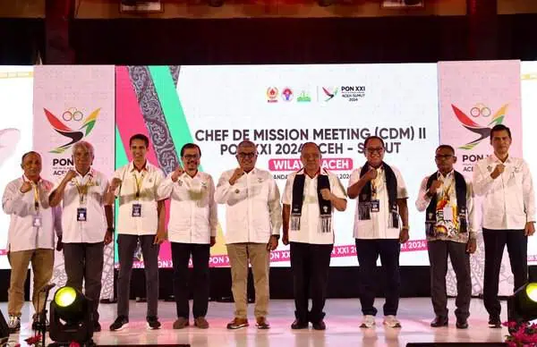 Pj Gubernur Aceh Bustami Hamzah bersama Ketua Umum KONI Pusat Marciano Norman pada pembukaan Chief de Mission Meeting (CDM) II PON XXI/2024 Aceh-Sumut Wilayah Aceh yang dihadiri para Ketua KONI provinsi seluruh Indonesia, di Hotel Hesmes Palace Banda Aceh, Rabu malam (26/6/2024). (Foto: For Infoaceh.net)