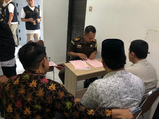 Tiga tersangka korupsi pengadaan lahan zikir Nurul Arafah Islamic Center (NAIC) di kawasan Ulee Lheue Kecamatan Meuraxa, diserahkan ke Jaksa Penuntut Umum (JPU) Kejari Banda Aceh, Kamis (27/6/2024). (Foto: For Infoaceh.net)