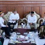 Pj Gubernur Aceh Bustami Hamzah, didampingi Asisten Administrasi Umum Sekda Aceh Iskandar menyambut kedatangan Ketua Umum Pengurus Besar Nahdlatul Ulama KH Yahya Cholil Staquf, di ruang VIP Bandara SIM, Sabtu (29/6/2024). Foto: Istimewa