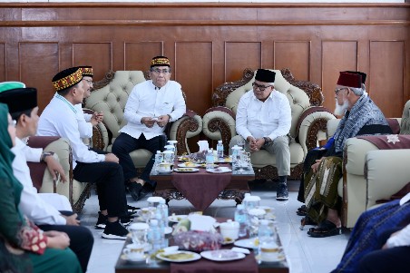 IMG-20240629-WA0188_1 | INFOACEH.net Pj Gubernur Aceh Bustami Hamzah, didampingi Asisten Administrasi Umum Sekda Aceh Iskandar menyambut kedatangan Ketua Umum Pengurus Besar Nahdlatul Ulama KH Yahya Cholil Staquf, di ruang VIP Bandara SIM, Sabtu (29/6/2024). Foto: Istimewa