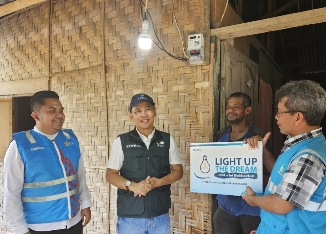 GM PLN UID Aceh Mundhakir memimpin pemasangan listrik gratis di rumah warga kurang mampu di Sabang. Foto: Istimewa