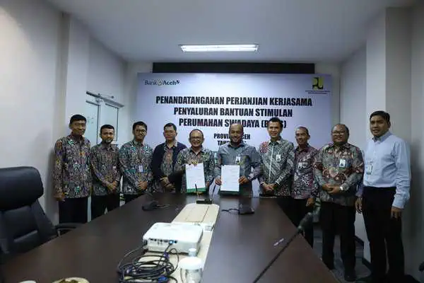 Penandatanganan perjanjian kerja sama penyaluran bantuan stimulan perumahan swadaya Provinsi Aceh Tahun 2024 antara Bank Aceh Syariah dengan Satker Penyediaan Perumahan Provinsi Aceh Balai Pelaksana Penyediaan Perumahan Sumatera I Ditjen Perumahan Kementerian PUPR. (Foto: For Infoaceh.net)