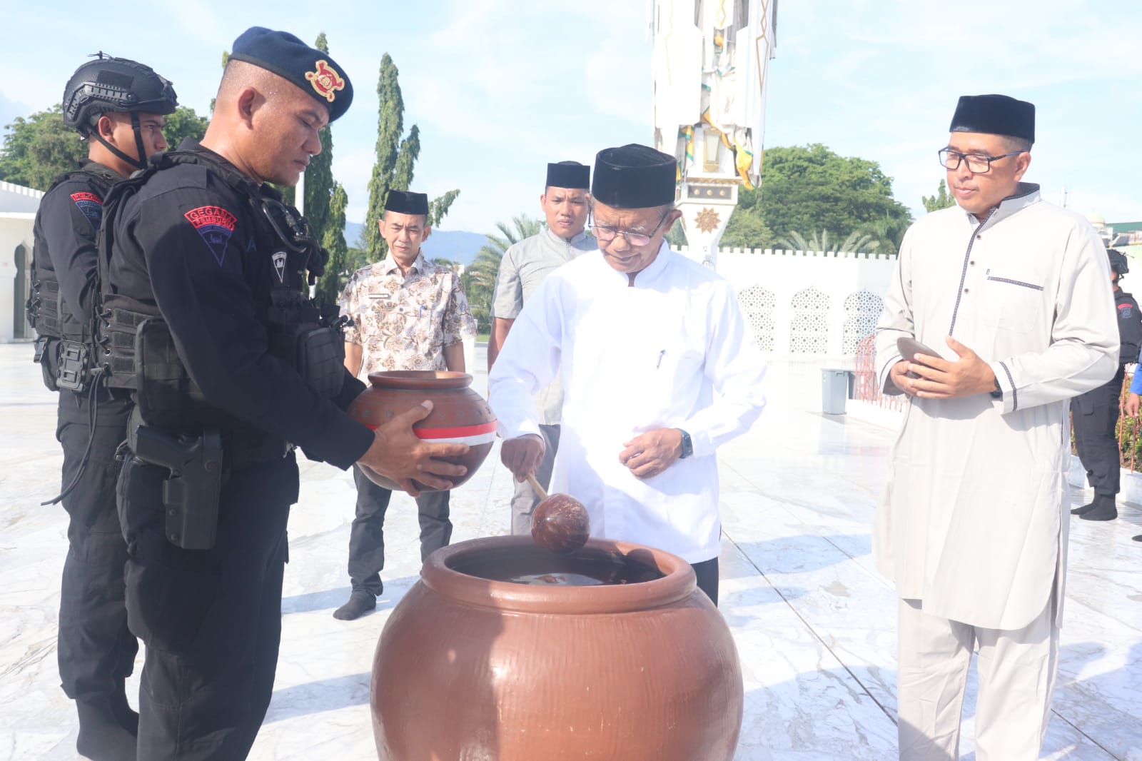Apel pengambilan air suci di Masjid Raya Baiturrahman Banda Aceh untuk dikirim ke Mabes Polri, Kamis (6/6). Foto: Istimewa