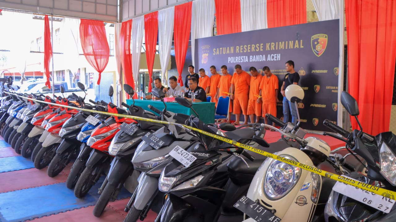 Wakasatreskrim Polresta Banda Aceh AKP Winarto didampingi Kasi Humas Ipda Trisna Zunaidi memberikan keterangan pengungkapan kasus curanmor pada konferensi pers di lapangan indoor Polresta, Kamis (6/6/2024). (Foto: Dok. Polresta Banda Aceh)