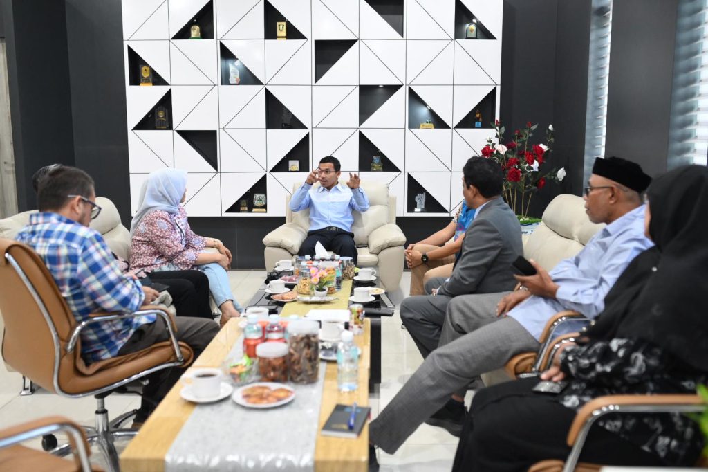 Ketua DPRK Banda Aceh Farid Nyak Umar menerima kedatangan Manager UP3 PLN Banda Aceh, Eka Rahma Daniati, Jum'at (7/6). Foto: Istimewa