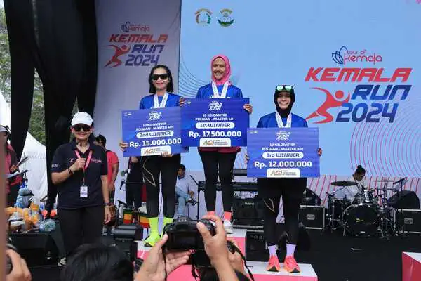 Kapolsek Baitussalam Iptu Endang Sulastri berhasil meraih juara III lomba lari 10 km ajang Kemala Run 2024 yang digelar di Indonesia Convention Exhibition (ICE) BSD City, Tangerang Selatan, Ahad, 9 Juni 2024. (Foto: Dok. Humas Polda Aceh)