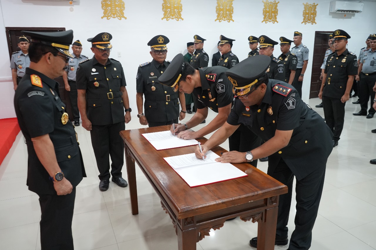 Kakanwil Kemenkumham Aceh Meurah Budiman melantik 14 pejabat manajerial dan non manajerial pada UPT Keimigrasian di Aula Bangsal Garuda, Senin (10/6/2024). (Foto: For Infoaceh.net)