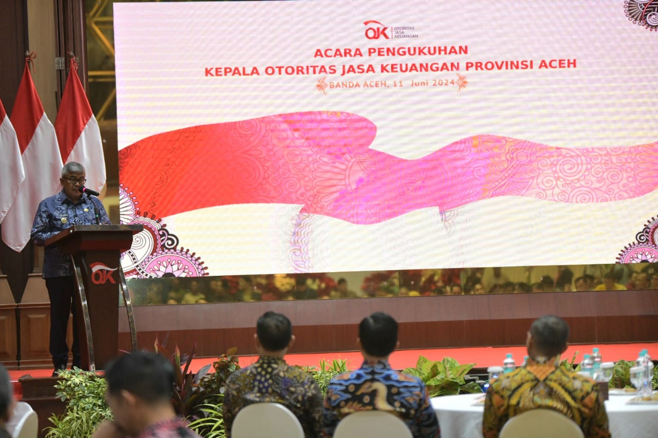 Pj Gubernur Aceh Bustami Hamzah menyampaikan sambutan pada pengukuhan Kepala OJK Aceh Daddi Peryoga, di Anjong Mon Mata komplek Meuligoe Gubernur Aceh, Selasa (11/6). Foto: Istimewa