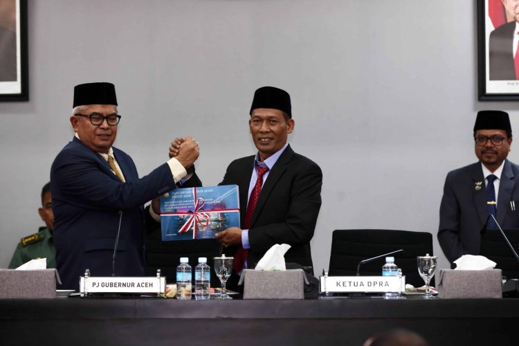 Pj Gubernur Aceh Bustami Hamzah menyerahkan Rancangan Qanun pertanggung jawaban APBA 2023 kepada Ketua DPRA Zulfadli di Ruang Serbaguna Gedung DPRA, Selasa, 11 Juni 2024. (Foto: For Infoaceh.net)