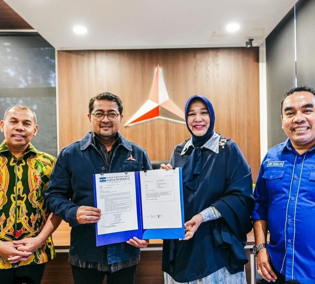 Illiza Sa'aduddin Djamal saat menerima rekomendasi sebagai calon Wali Kota Banda Aceh yang diserahkan Sekjen DPP Partai Demokrat Teuku Riefky Harsya di Jakarta, Selasa (11/6) Foto: Istimewa